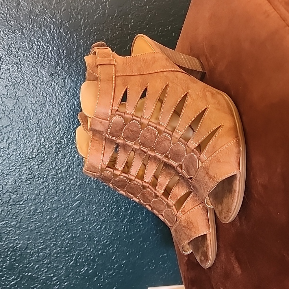 *4 for 20* Heeled sandals